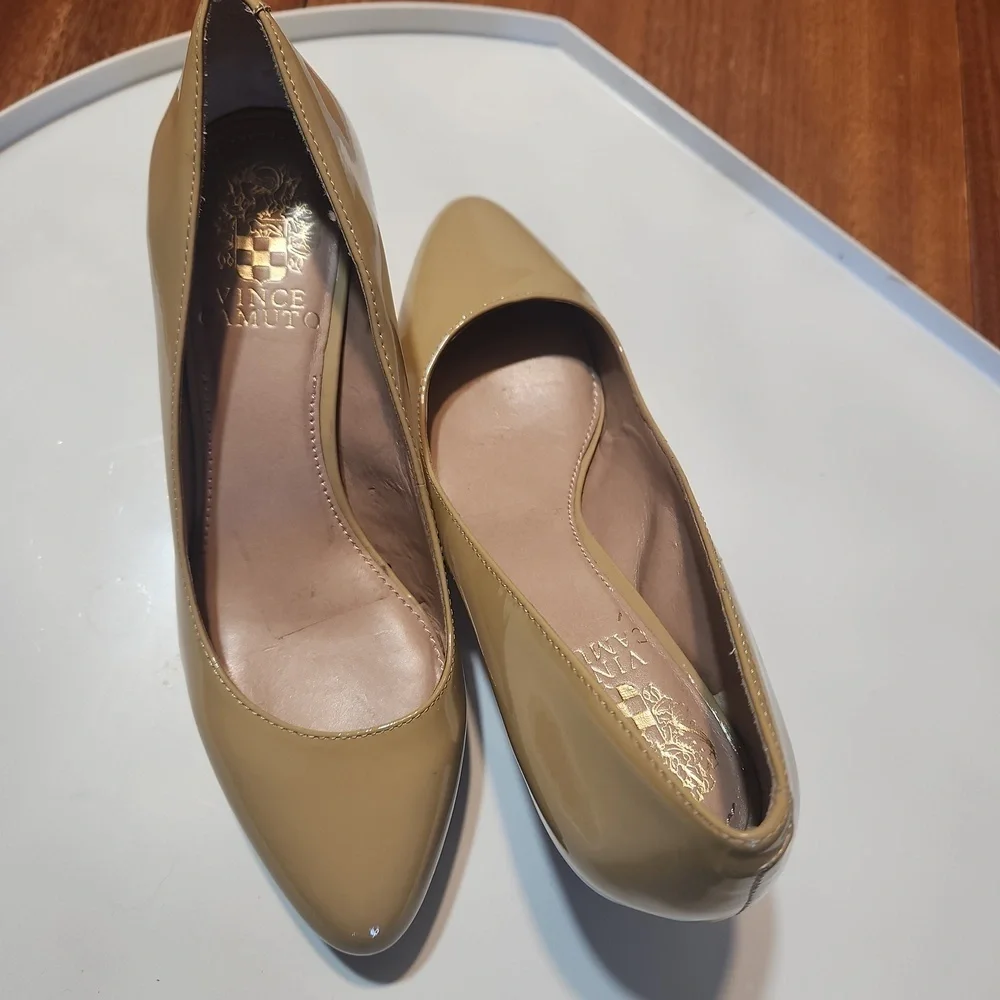 Vince Camuto nude heels size 5.5M